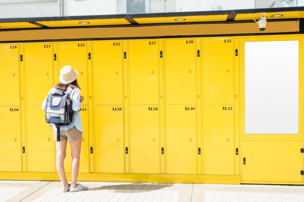 Woman traveler,Luggage Lockers