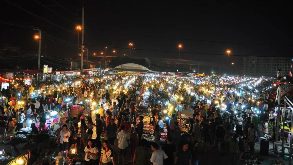 Liab Duan Night Market – The Massive Local Market